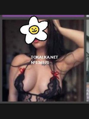 Сексуалды сүйкімді қыздың суреті Қыздың купальнигі түсіп қалған